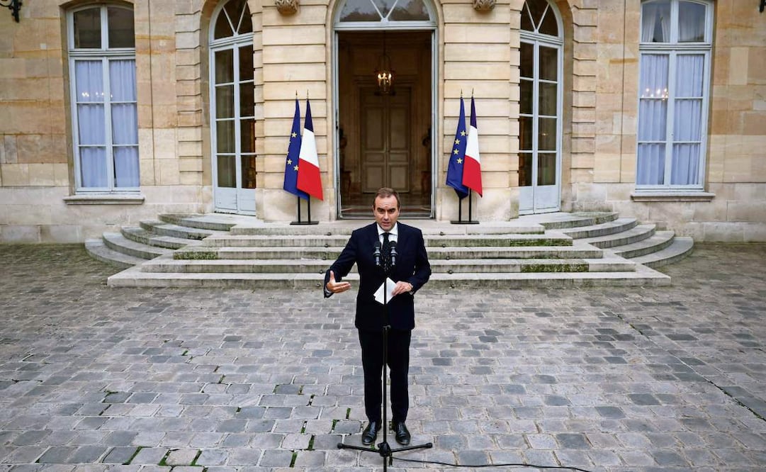 Sébastien Lecornu, al anunciar ayer su renuncia como primer ministro de Francia. El presidente Emmanuel Macron le pidió, y él aceptó, esperar al miércoles para ver si logra negociar los presupuestos del país. Foto: AFP