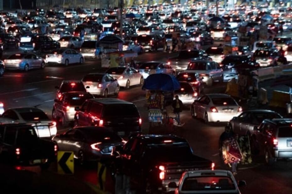 Cientos arman filas en la frontera con EU ante reapertura de puentes