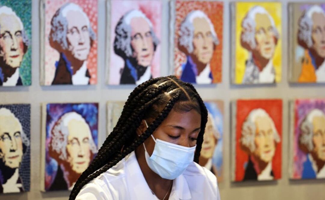 Para algunos estadounidenses, la recomendación de dejar de usar cubrebocas para los vacunados fue un error que ahora se paga. Foto: Getty Images