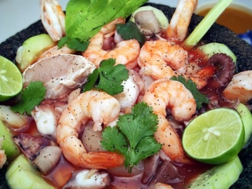 Estos son los riesgos de comer mariscos crudos en verano