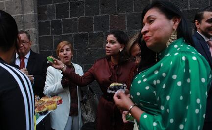 FOTOS: Legisladores de Morena y aliados hacen fila y comen gelatinas en espera de entrada a Palacio Nacional