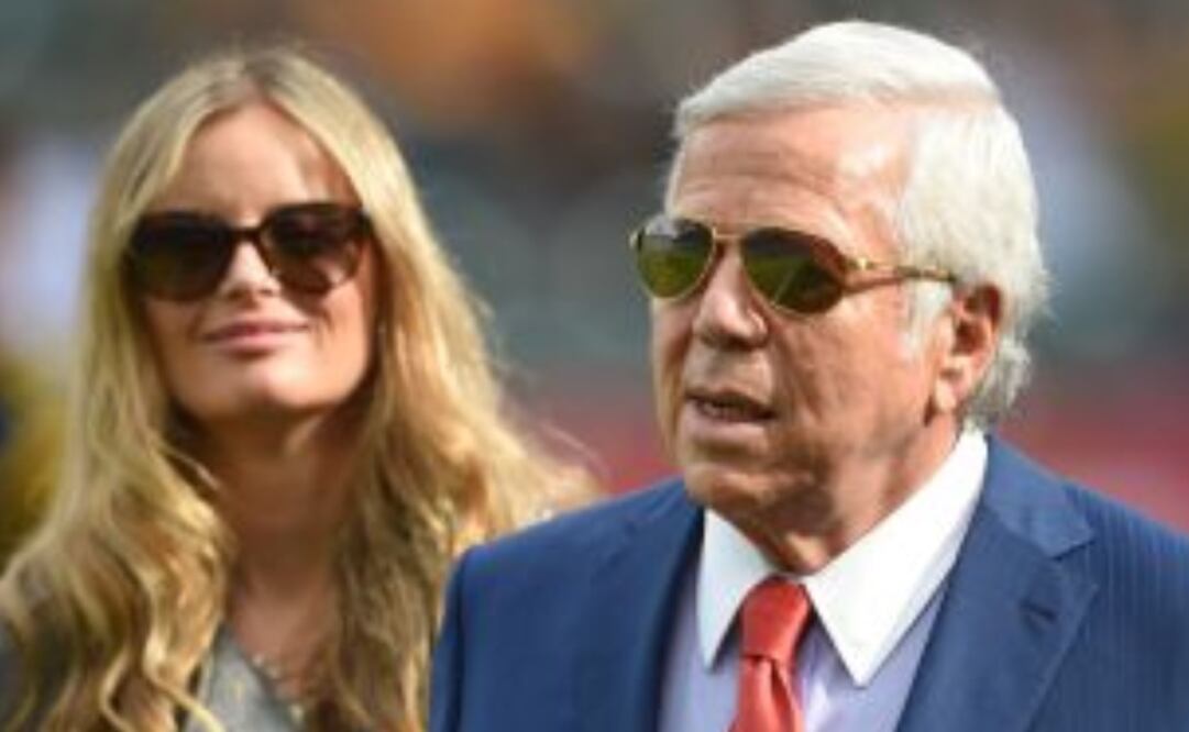 Robert Kraft durante un juego de New England. Archivo