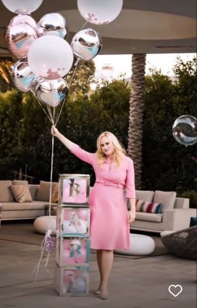 Rebel Wilson niega planes de boda, pero anuncia que ya es mamá