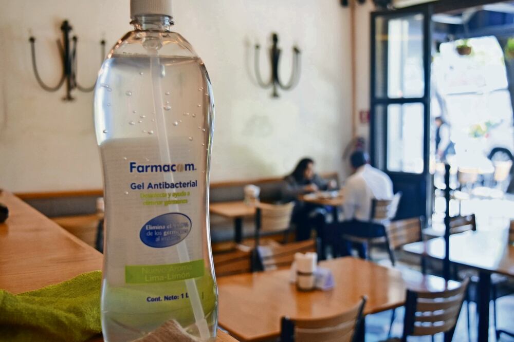 Algunos restaurantes mantienen medidas preventivas como el uso de gel antibacterial y ventilación del lugar, entre otras. Sin embargo, no es frecuente observar a los clientes con cubrebocas. Foto: Eduardo Castañeda / EL UNIVERSAL