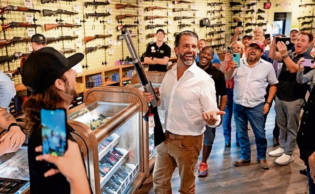 Donald Trump Jr. sostiene una escopeta en la tienda de armas Tombstone Tactical en Phoenix, Arizona, el 23 de octubre pasado. Foto: Rebecca Noble / AP