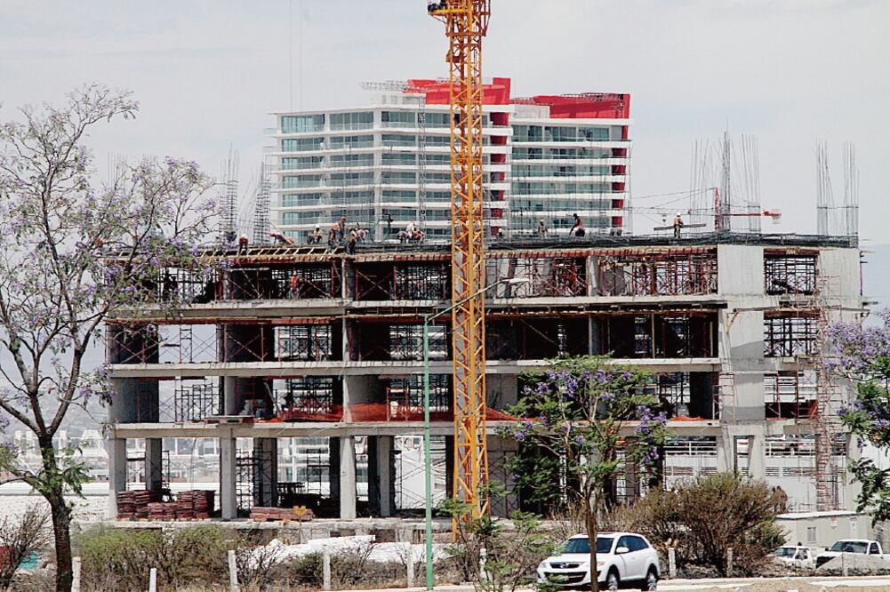 La construcción reportó una contracción mensual de 2.2% en febrero. A su interior la edificación registró un retroceso de 3.5%, seguida de los trabajos especializados con una caída de 5.1%, ligando tres meses de retrocesos.