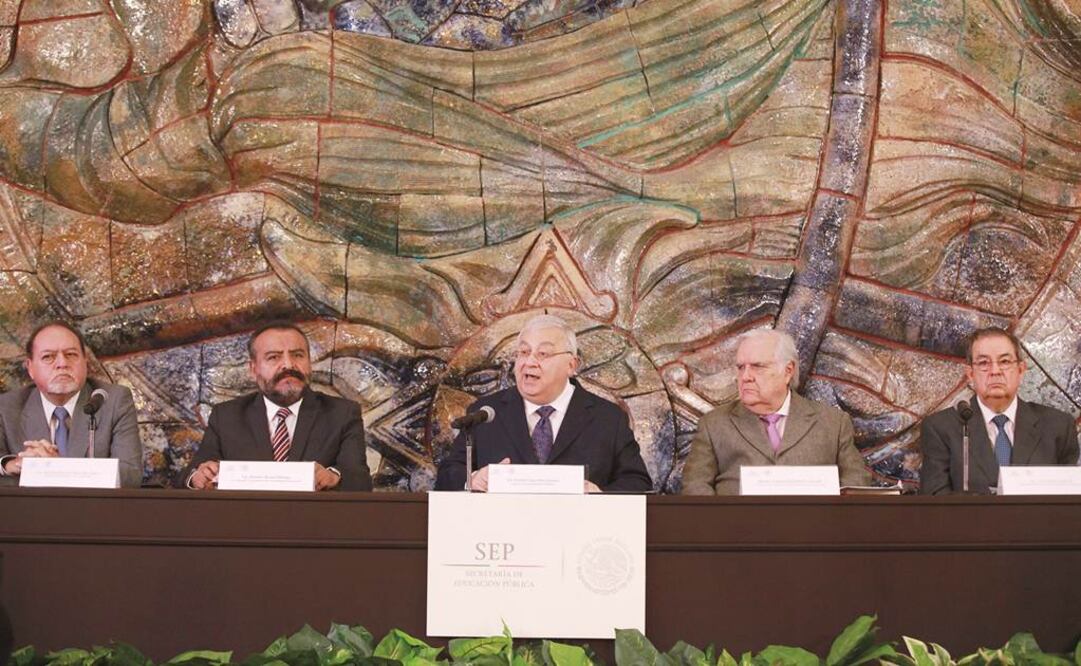 Raymundo Yáñez, Ramiro Álvarez Retana, el secretario de Educación, Emilio Chuayffet, César Becker y Luis Vega, durante la conferencia de prensa.
