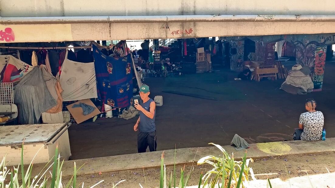 Hoy, en la glorieta sobresale una decena de casas de campaña improvisadas con lonas y maderos.