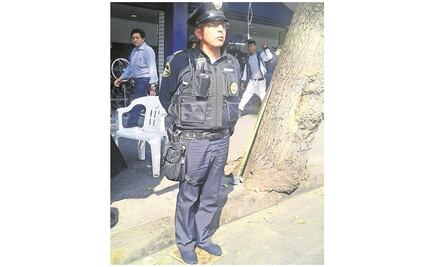 Revuelo en redes por un policía descalzo