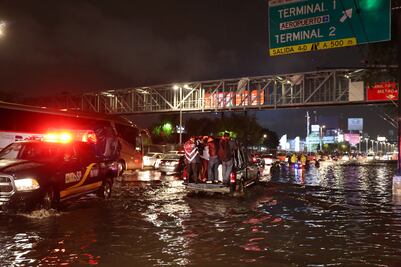 Llevan a albergues a personas afectadas por lluvias en Ecatepec