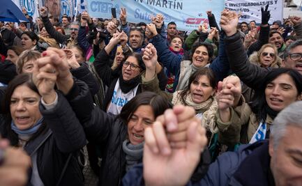 Abuelas y Madres de Plaza de Mayo marchan contra despidos en áreas de derechos humanos en Argentina