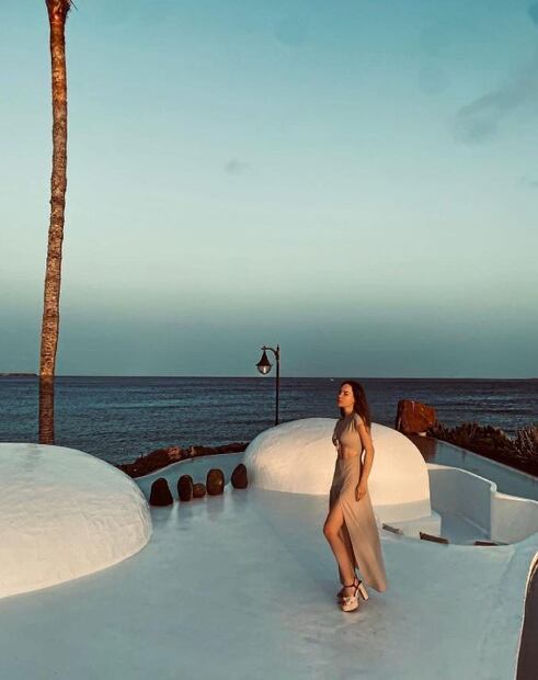 Belinda impone tendencia al lucir un vestido cut out veraniego