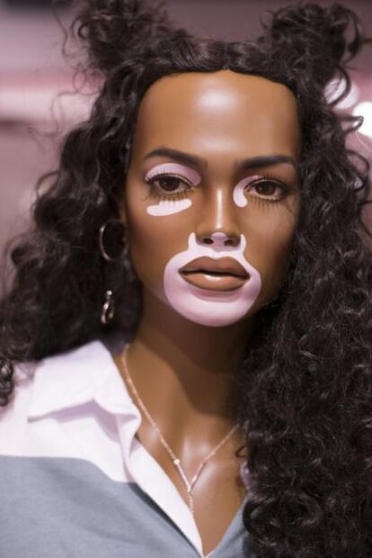 ¿Maniquíes con estrías y vitiligo? Esta marca redefine la belleza femenina