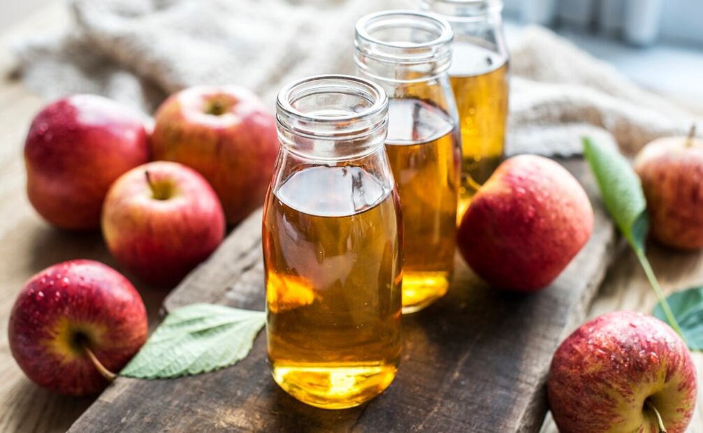 La sidra zacateca, elaborada con recetas tradicionales, es una de las bebidas más buscadas durante la feria. Foto: Freepik