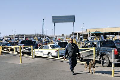 Reasignación de personal de aduanas de EU genera lentitud en cruces fronterizos