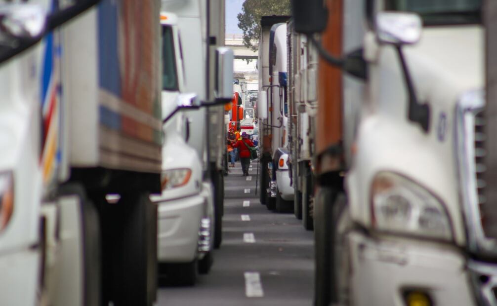 Personas aprovechan para vender botanas y productos a conductores que esperan (19/12/2024). Foto: Luis Camacho | El Universal