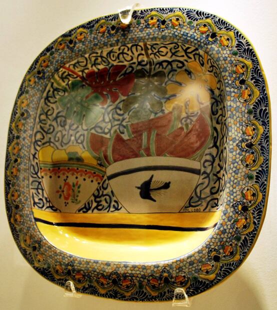 La industria poblana de la talavera aprovecha más colores además del azul, como se ven en esta bandeja con vivos colores verde y amarillo. Museo de Arte Popular/ESPECIAL.