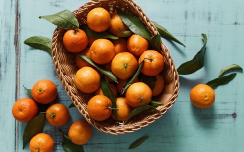 La mandarina puede ayudar a reducir la gravedad de las reacciones alérgicas gracias a la hesperidina y la naringenina, dos antioxidantes presentes en la cáscara.