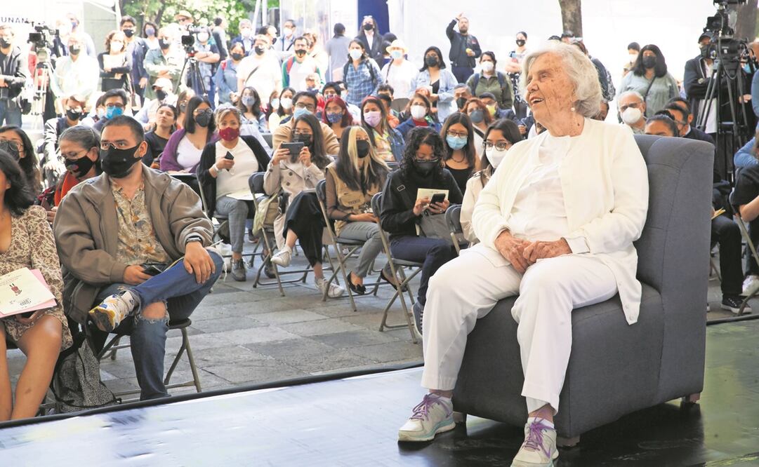 Alegre y atenta, Elena Poniatowska compartió que los dos años de aislamiento los pasó escribiendo. Foto: GERMÁN ESPINOSA/ EL UNIVERSAL 