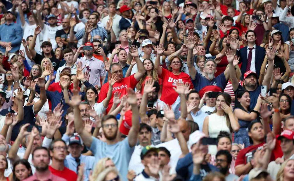 Los asistentes esperan el inicio del servicio conmemorativo del activista político Charlie Kirk en el Estadio State Farm el 21 de septiembre de 2025 en Glendale, Arizona. Kirk, director ejecutivo y cofundador de Turning Point USA, fue asesinado a tiros el 10 de septiembre mientras hablaba en un evento de su gira "American Comeback Tour" en la Universidad del Valle de Utah. Foto: AFP