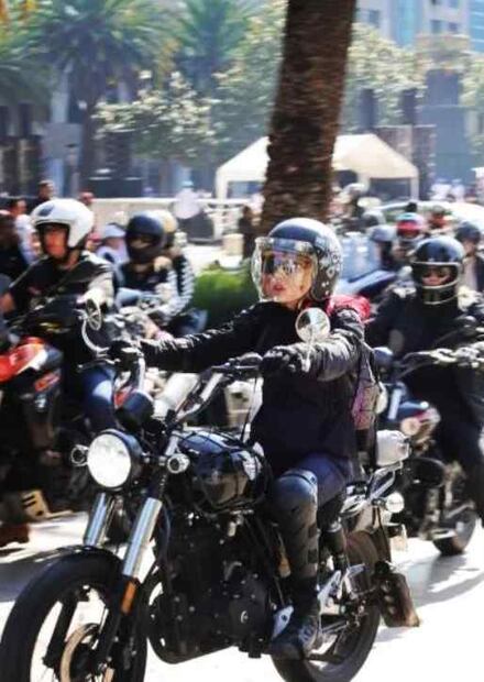 “Sí, soy yo, la mujer policía”: Aparece en redes la joven que se hizo viral tras la marcha del 8M