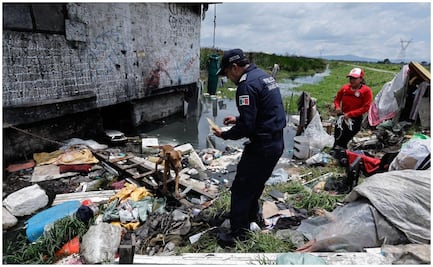 Rescatan a lomitos abandonados y amarrados en medio de un tiradero de basura en San Mateo Atenco