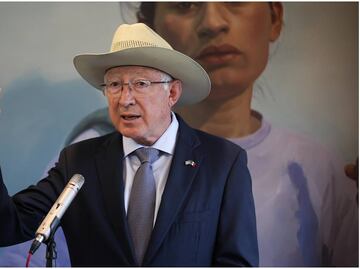 Postura de Ken Salazar sobre reforma judicial desata opiniones de políticos y periodistas