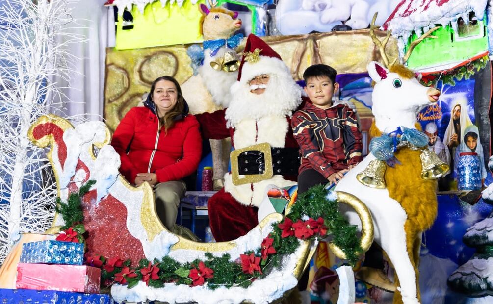 Santa Claus en el Monumento a la Revolución: sueños, deseos y fotos navideñas. Foto: Hugo Salvador