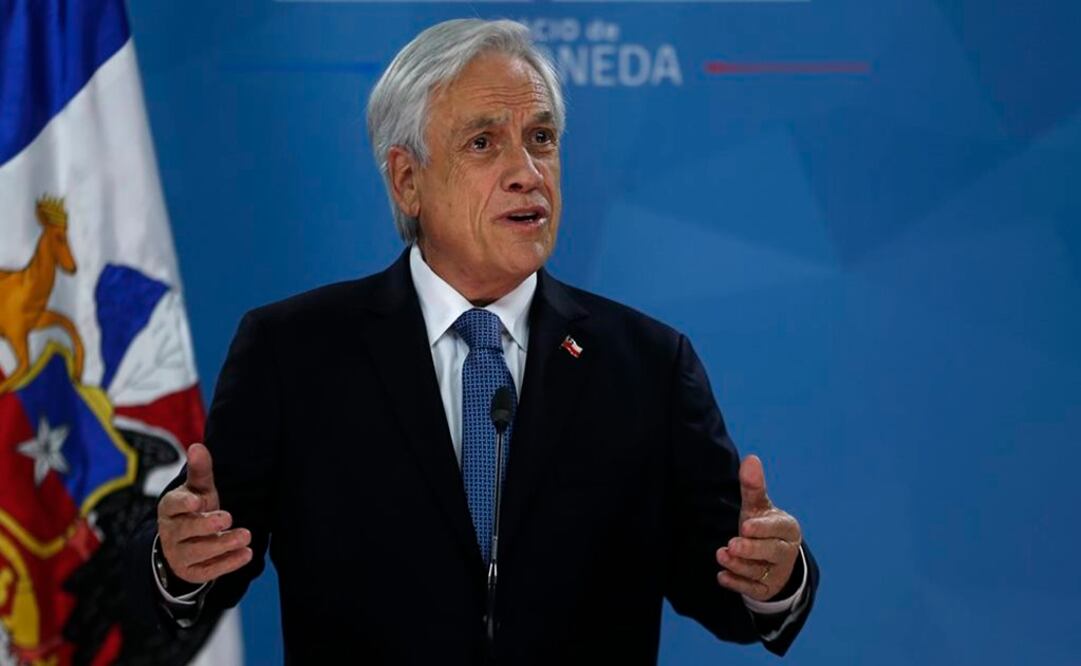 Piñera no habría logrado sacarse el cinturón de seguridad y habría muerto ahogado. Foto: AP
