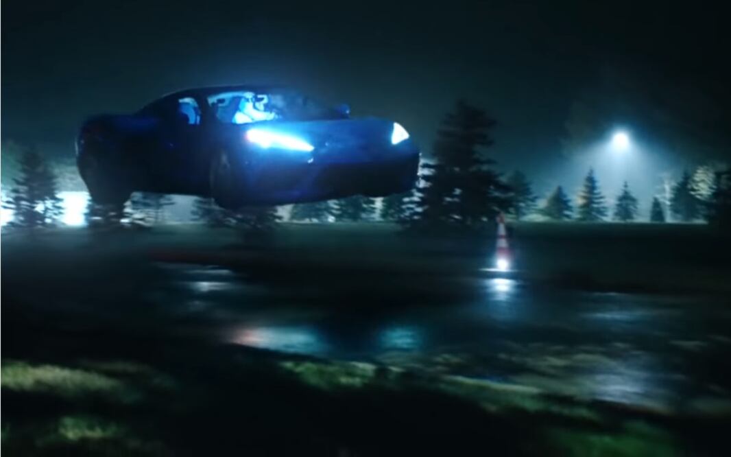 Vendedor de autos salta con un Chevrolet Corvette sobre otro para promocionar el modelo