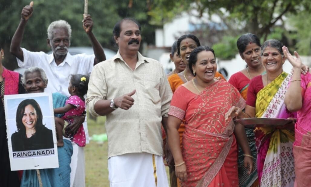 Con cohetes, pueblo de los antepasados de Kamala Harris celebra a la vicepresidenta electa de EU