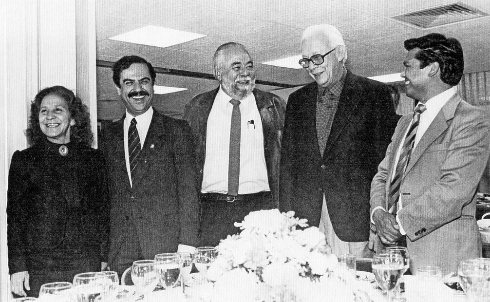 EL UNIVERSAL impulsó la libertad de expresión a través de la pluralidad, con artículos de
opositores y luchadores sociales. En la imagen, de izq. a der., Rosario Ibarra de Piedra, el Licenciado Ealy Ortiz, Manuel J. Clouthier, Heberto Castillo y Gumersindo M agaña. Foto: Archivo EL UNIVERSAL