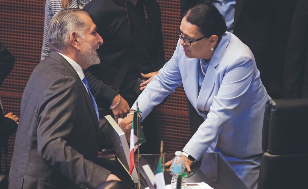 Adán Augusto López se acercó a la secretaria de Gobernación para despedirse de beso, pero ella guardó distancia. Foto: de CARLOS MEJÍA. EL UNIVERSAL