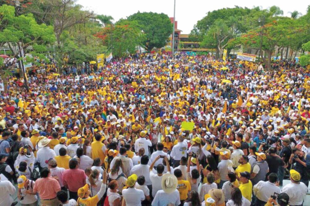 Rodrigo Gayosso encabezó una numerosa marcha de militantes y simpatizantes del monumento a Emiliano Zapata hasta el zócalo. 