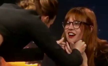 Emma Watson ayuda a reportera en plena entrevista