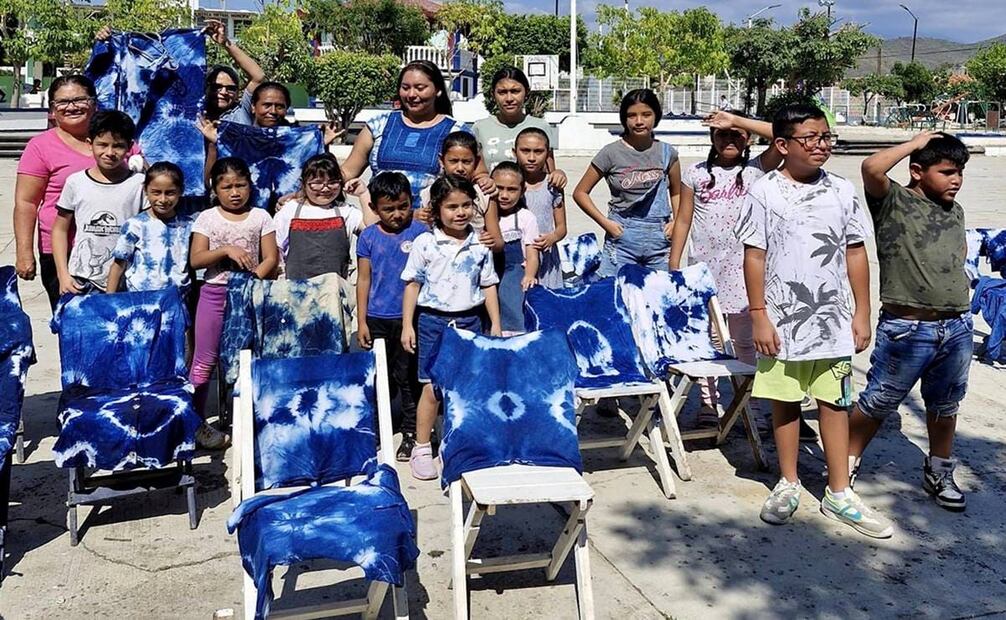 Una de las iniciativas más recientes en Niltepec son actividades como este taller para teñir playeras con el distintivo índigo del añil local, aunque también se organizan pláticas con los expertos del pueblo, para difundir su conocimiento. Foto: Facebook Feria Cultural del Añil.