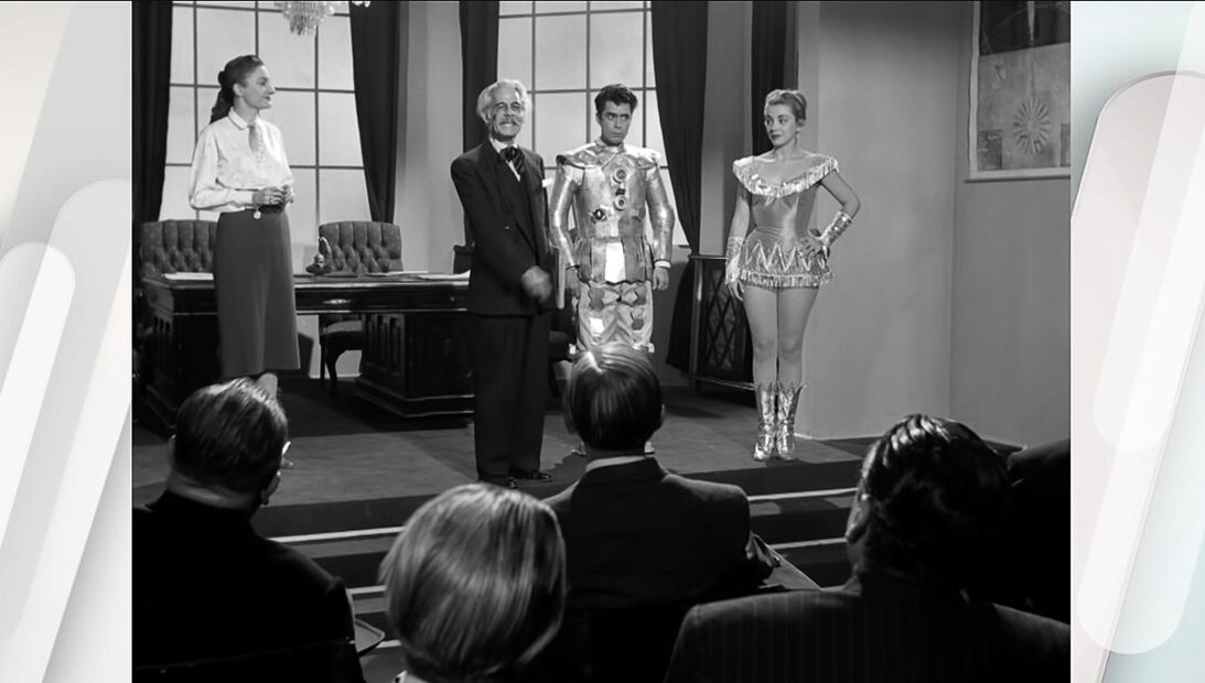 Adalberto Martinez 'Resortes' y Evangelina Elizondo fueron los protagonistas de la película “Platillos Voladores” producida en 1955, la trama se resume en una comedia dónde por un mal entendido se hacen pasar por seres de otro planeta. La película tiene escenas musicales donde muestran aun la influencia del cine de rumberas propias de la década de 1950.  Foto: Especial.