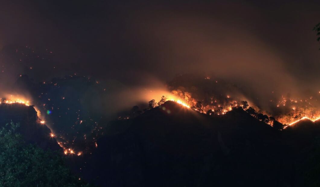 Incendio forestal sobre las montañas de Tepoztlán, Morelos, el 25 de marzo de 2025. Foto: Cuartoscuro.com