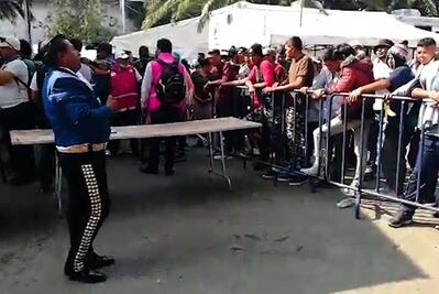 Mariachis llevan serenata a migrantes en albergue de la CDMX