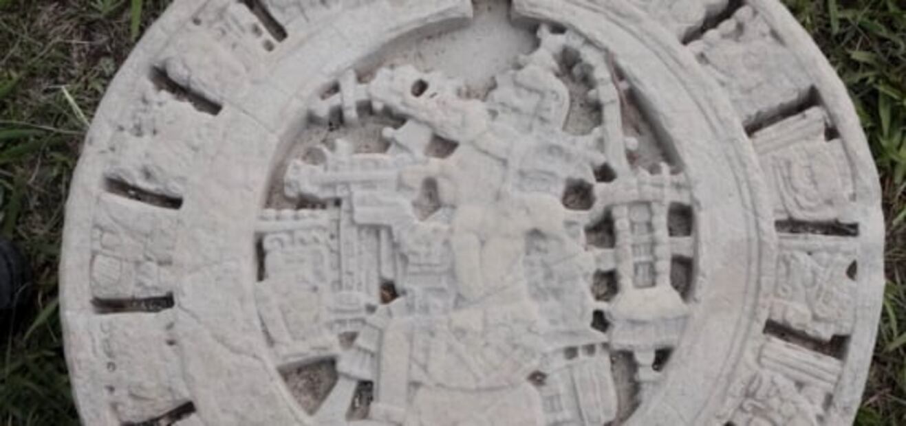 Disco de piedra del joven Dios del Maíz desentierra detalles religiosos de Toniná y Palenque: VIDEO