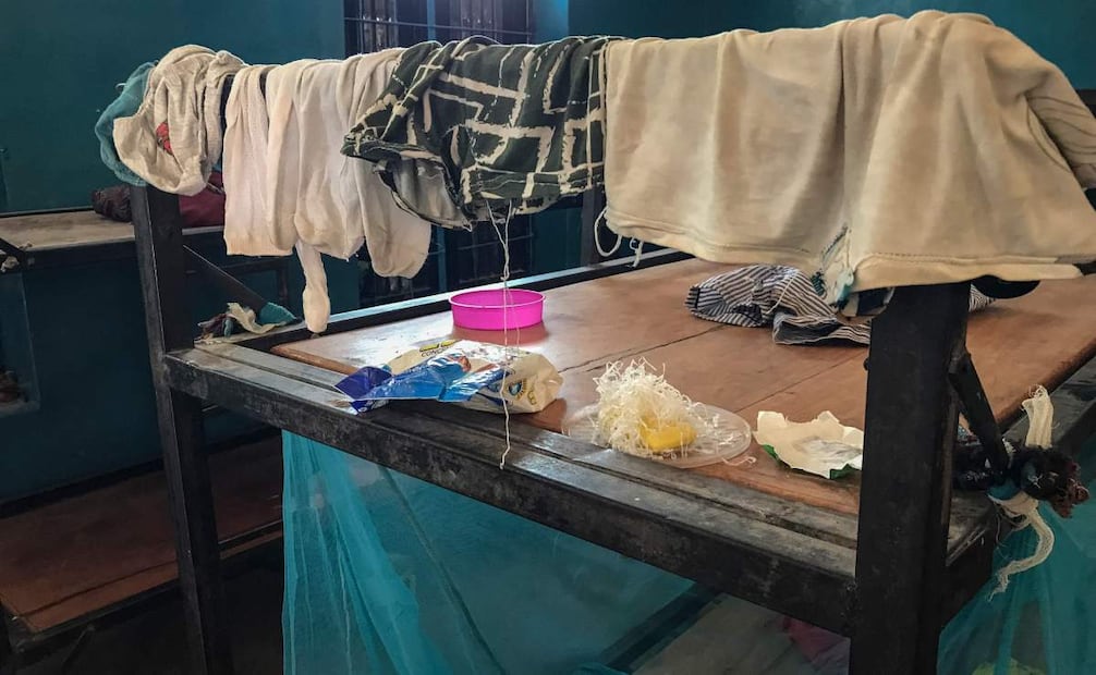 Pertenencias observadas en el interior de una residencia estudiantil de la Escuela Católica. Foto: AFP