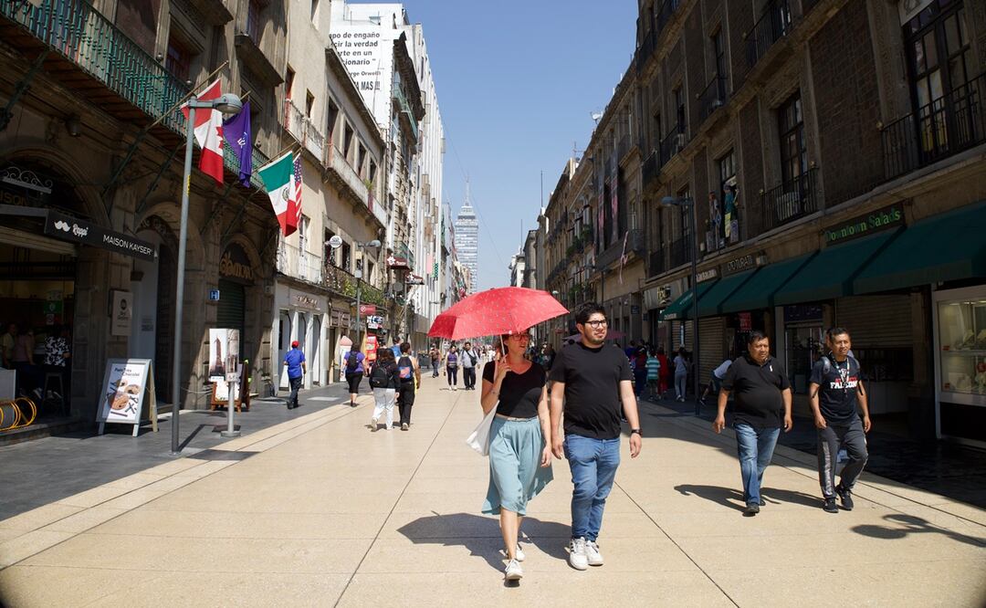 A primeras horas del día en el zócalo capitalino las altas temperaturas continúan tras la tercer ola de calor.
Yaretzy M. Osnaya