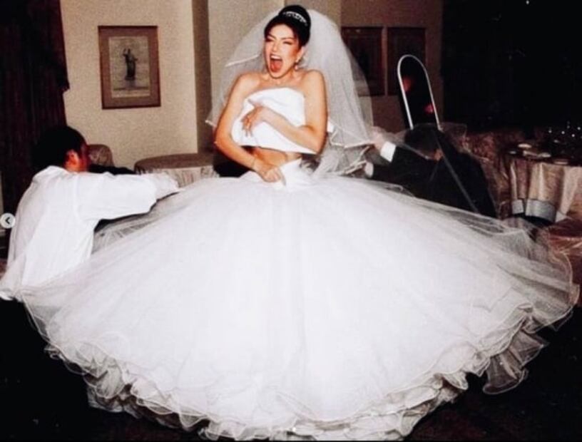 La foto de hace 22 años en la que Thalía destapó su mini cintura el día de su boda 