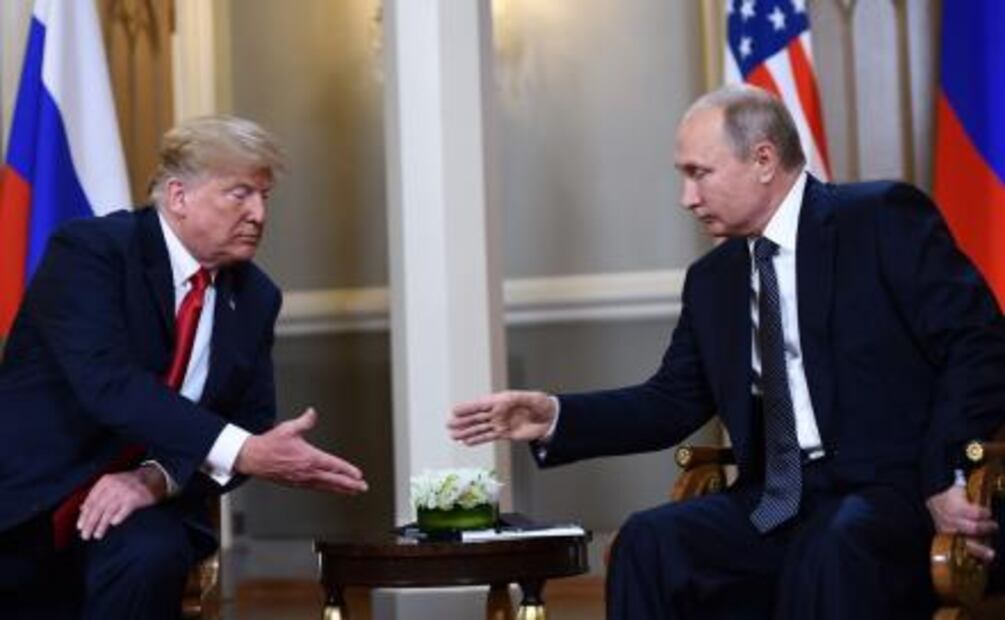 Dominio y vulnerabilidad, lo que dice el lenguaje corporal de Trump y Putin