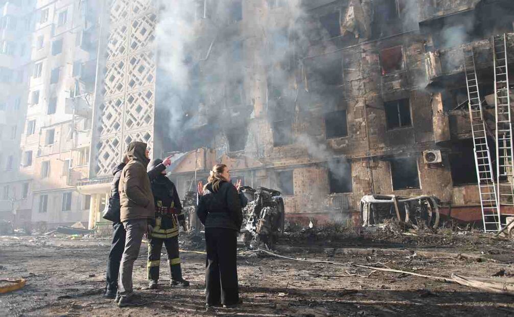 Varias personas observan un edificio residencial que sufrió graves daños en un ataque ruso, en Ternopil, Ucrania, el 19 de noviembre de 2025. Foto: AP