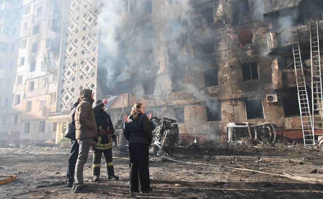 Varias personas observan un edificio residencial que sufrió graves daños en un ataque ruso, en Ternopil, Ucrania, el 19 de noviembre de 2025. Foto: AP