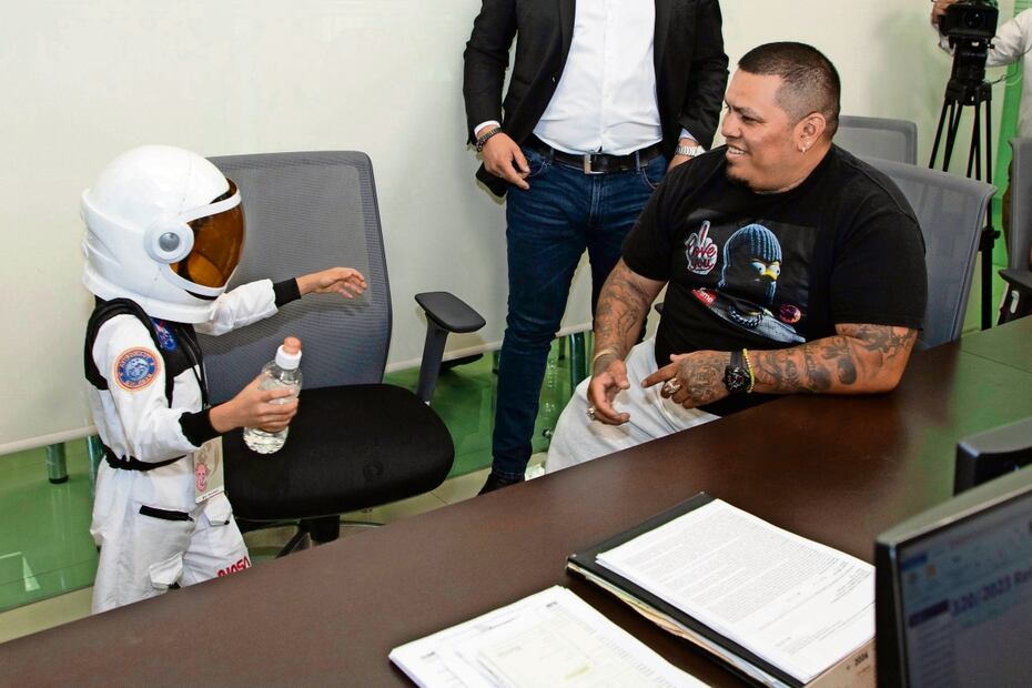 Dante se quedó en un albergue del DIFEM luego de sufrir violencia por parte de su madre biológica; hoy, después de más de cinco años, regresó a los brazos de su padre Jesús. Foto: Claudia González EL UNIVERSAL