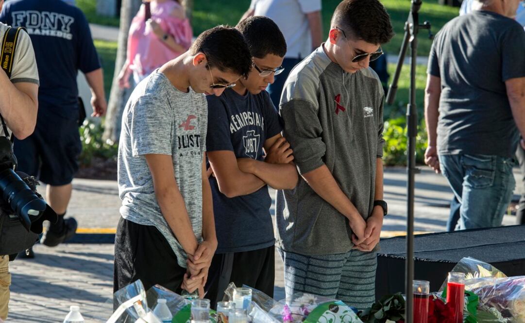 La vigilia honrará a las víctimas del tiroteo masivo que tuvo lugar ayer en la escuela de secundaria Marjory Stoneman Douglas High School y que dejó 17 muertos (Foto: EFE)