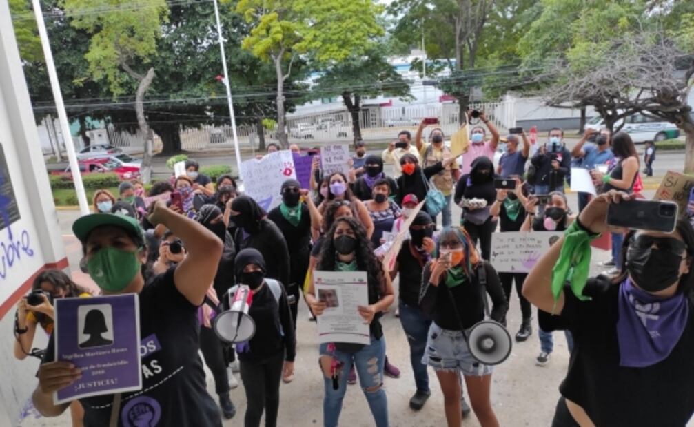 Mujeres marchan contra feminicidios y la violencia en los estados