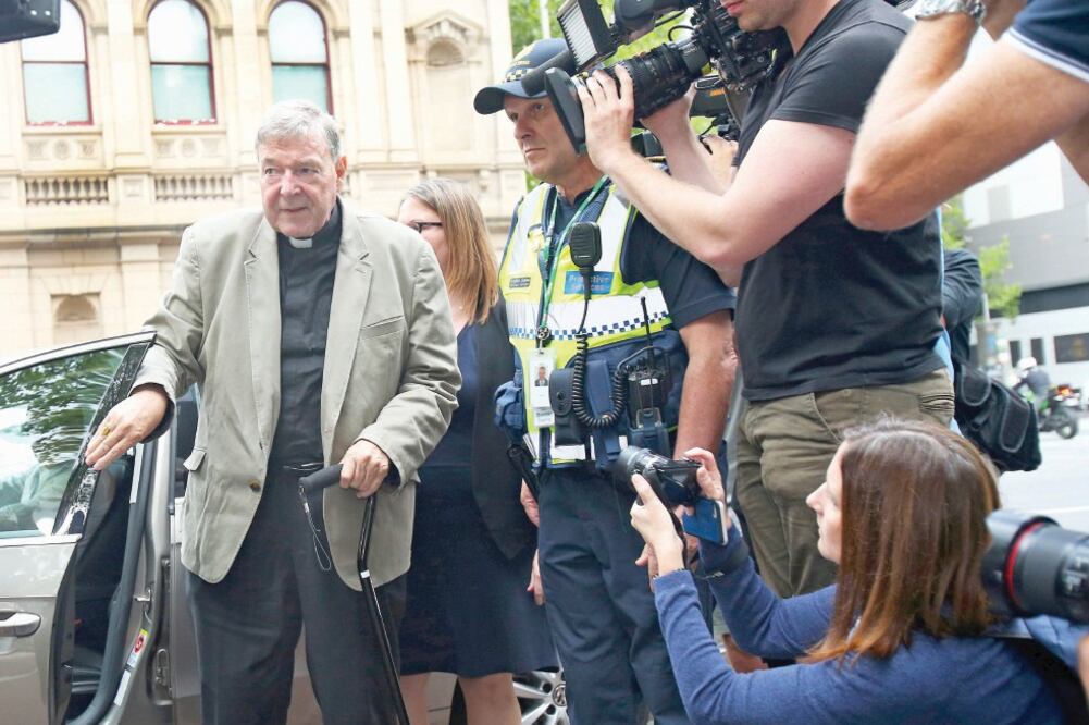Religioso. El cardenal australiano George Pell, quien tiene libertad condicional, al llegar a la Corte de Melbourne. (REUTERS)